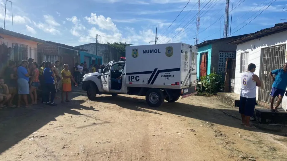 Mulher é assassinada na frente dos filhos e marido por grupo que invadiu casa, na Paraíba