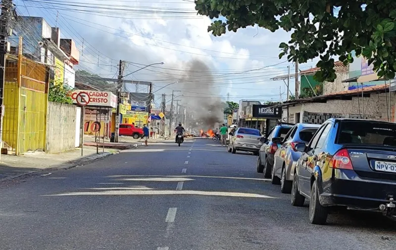 Moradores protestam e bloqueiam rua após corte de energia no Rangel, em João Pessoa