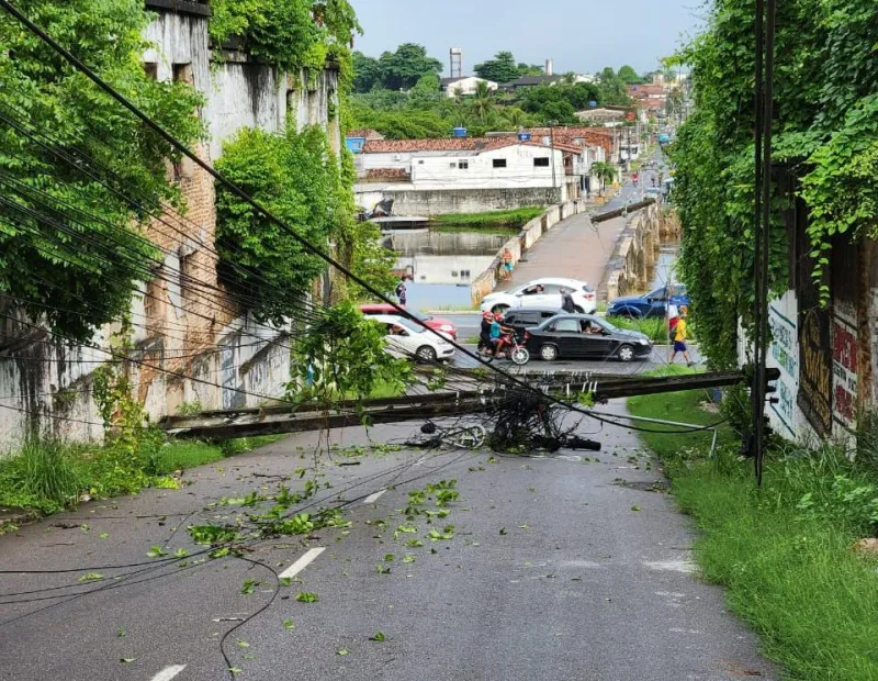 Queda de postes interrompe trânsito em área central de João Pessoa