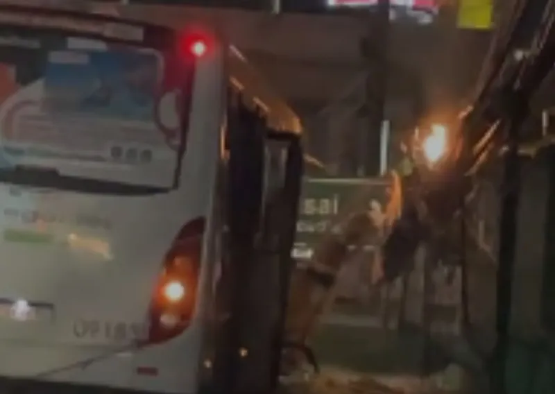 Ônibus colide com poste no Retão de Manaíra, em João Pessoa