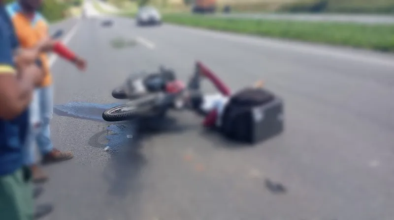 Jovem colide com caminhão e morre na BR-230, entre João Pessoa e Campina