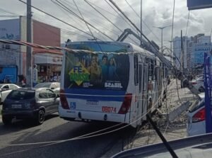 Ônibus colide com poste e deixa trânsito lento na principal dos Bancários, em João Pessoa