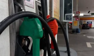 Preço do litro da gasolina em João Pessoa varia R$ 0,25 e chega a R$ 5,99