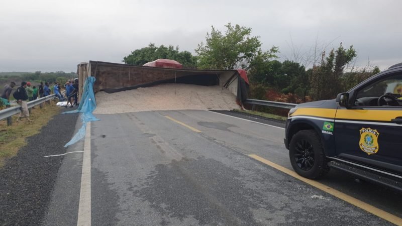 Carro bate em caminhão tombado na pista e deixa um morto na BR-230 no Sertão