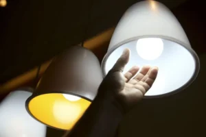 Conta de luz fica mais cara em maio após Aneel acionar bandeira amarela