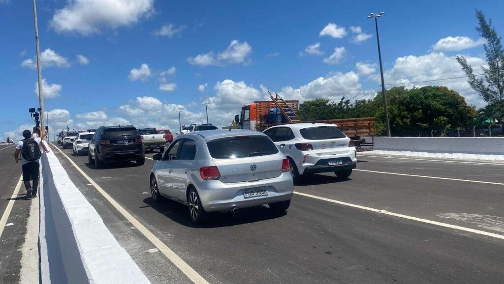 Governo libera tráfego de veículos na parte superior do viaduto de Água Fria