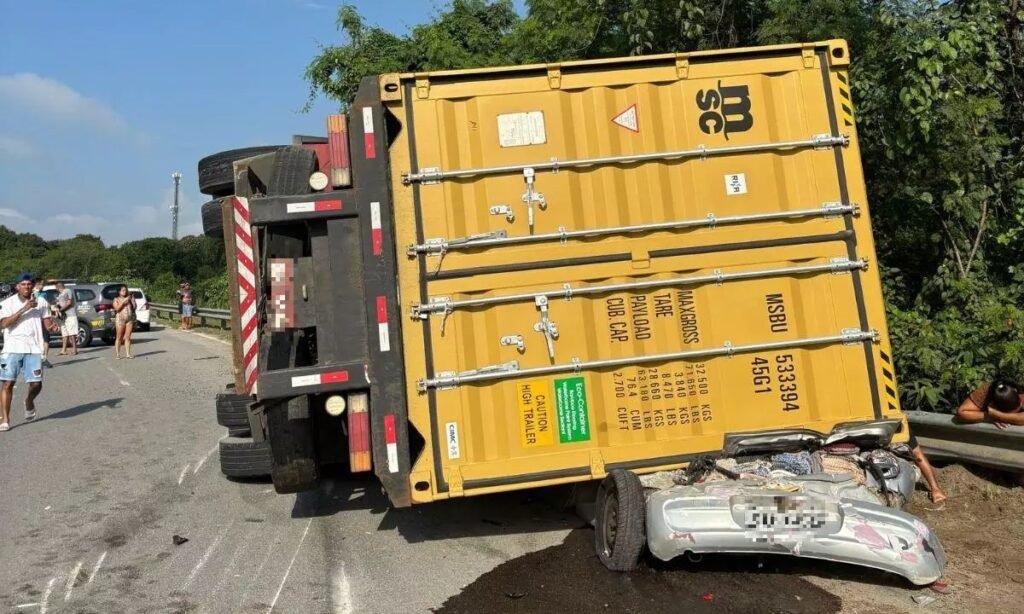 Carreta com contêiner tomba, esmaga carro e mata três paraibanos em São Paulo