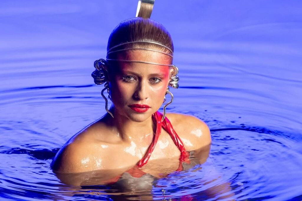 Paraibana Isadora Cruz estrela nova abertura do Fantástico inspirada na clássica dos anos 80