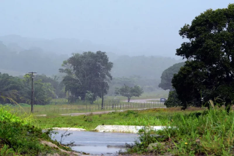 João Pessoa amanhece com chuva e está sob alerta de alagamentos e deslizamentos