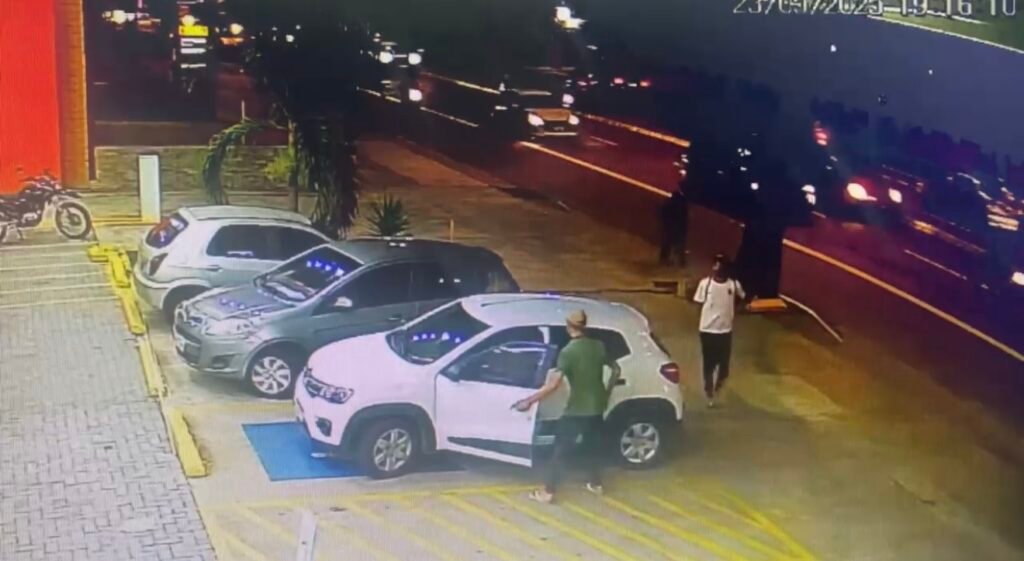 Idosa é arrancada de carro e tem veículo roubado em frente de farmácia, em JP; veja vídeo