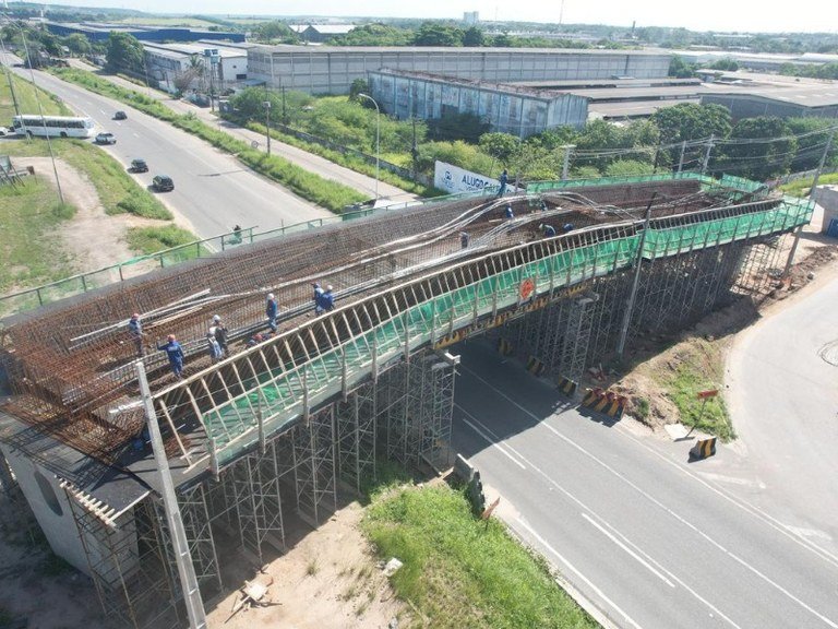 Içamento das vigas do viaduto bloqueia avenida e modifica trânsito no Bairro das Indústrias nesta quinta-feira (21)