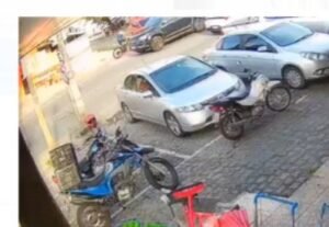 Coronel Souza Neto é atingido por carro enquanto pedalava em ciclofaixa na Tito Silva e câmeras flagram acidente, em JP