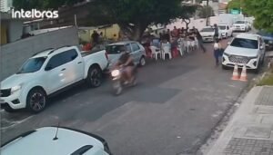 VÍDEO: Homens armados realizam ‘arrastão’ e roubam clientes de bar próximo ao Espaço Cultural, em João Pessoa