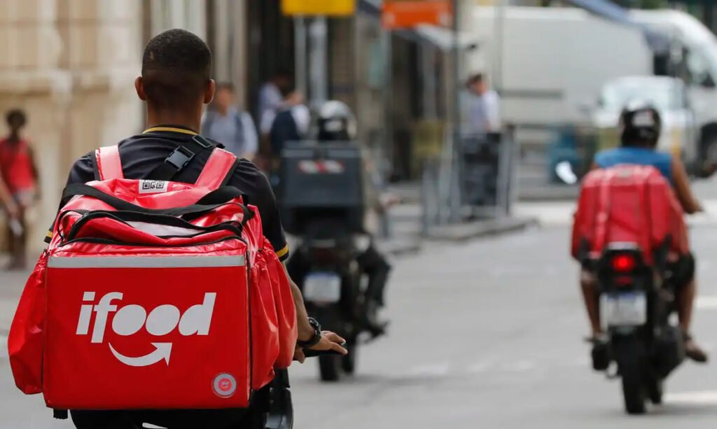 Procon flagra irregularidades, multa iFood em R$ 300 mil e pode suspender aplicativo em João Pessoa