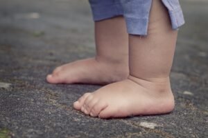 Crianças são ‘alugadas’ por adultos para pedir esmolas nas ruas de João Pessoa, alerta juiz