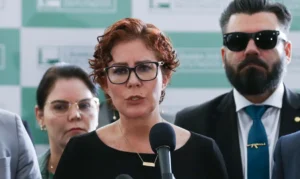 Moraes nega recurso de Carla Zambelli contra execução da condenação