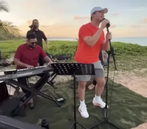 Cantor sertanejo surpreende noivos em casamento na orla de João Pessoa; veja vídeo