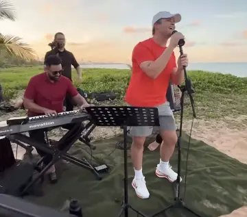 Cantor sertanejo surpreende noivos em casamento na orla de João Pessoa; veja vídeo