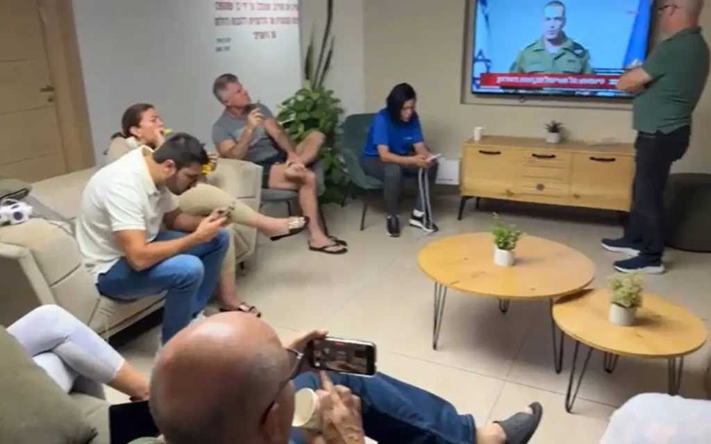 Em abrigo, Cícero grava novo vídeo e mostra tensão em Israel; chefe das forças armadas do Irã é morto