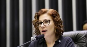 PGR pede ao STF prisão da deputada Carla Zambelli, após fuga do Brasil 