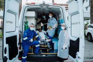 Jovem de 19 anos, internada com doença rara no Hospital Metropolitano, é levada para ver o mar, em JP