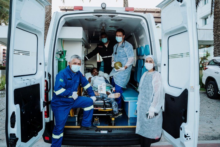 Jovem de 19 anos, internada com doença rara no Hospital Metropolitano, é levada para ver o mar, em JP
