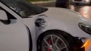 Carro de luxo avaliado em R$ 1 milhão é abandonado na Epitácio Pessoa após colidir em equipamento, em JP