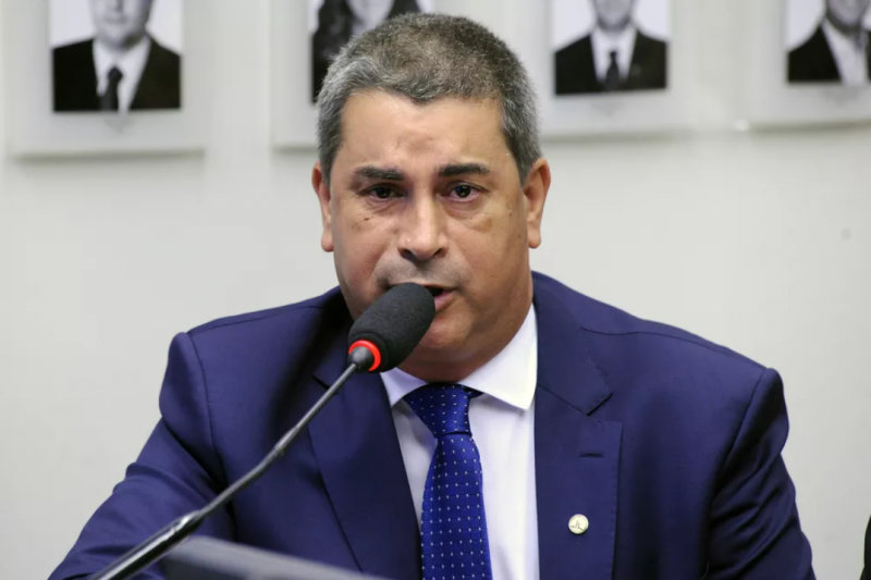 Coronel Tadeu assume vaga de Zambelli na Câmara Federal; deputada está foragida