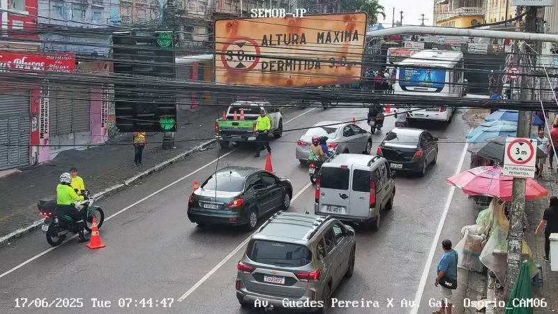 Motociclista fica ferido em acidente entre carro, moto e ônibus em João Pessoa