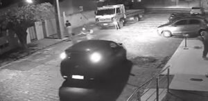 Criança é atropelada por carro enquanto brincava, em João Pessoa; vídeo