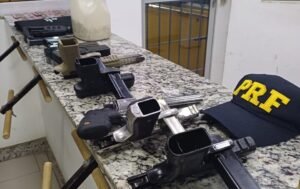 Homem preso com arsenal de armas na PB; suspeito atirou nos policiais
