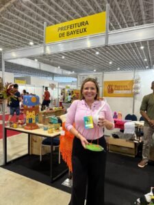 Tacyana Leitão visita stands da Prefeitura de Bayeux na Feira Brasil Mostra Brasil e reafirma apoio aos artesãos e comércio do município 
