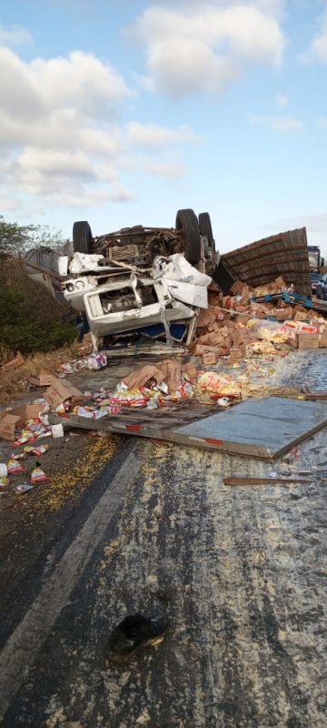 Acidente grave entre caminhões e carros deixa cinco mortos na BR-230, na Paraíba