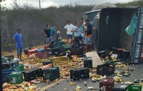 Caminhonete carregada com tomate tomba na BR-230 e deixa três pessoas feridas, na PB
