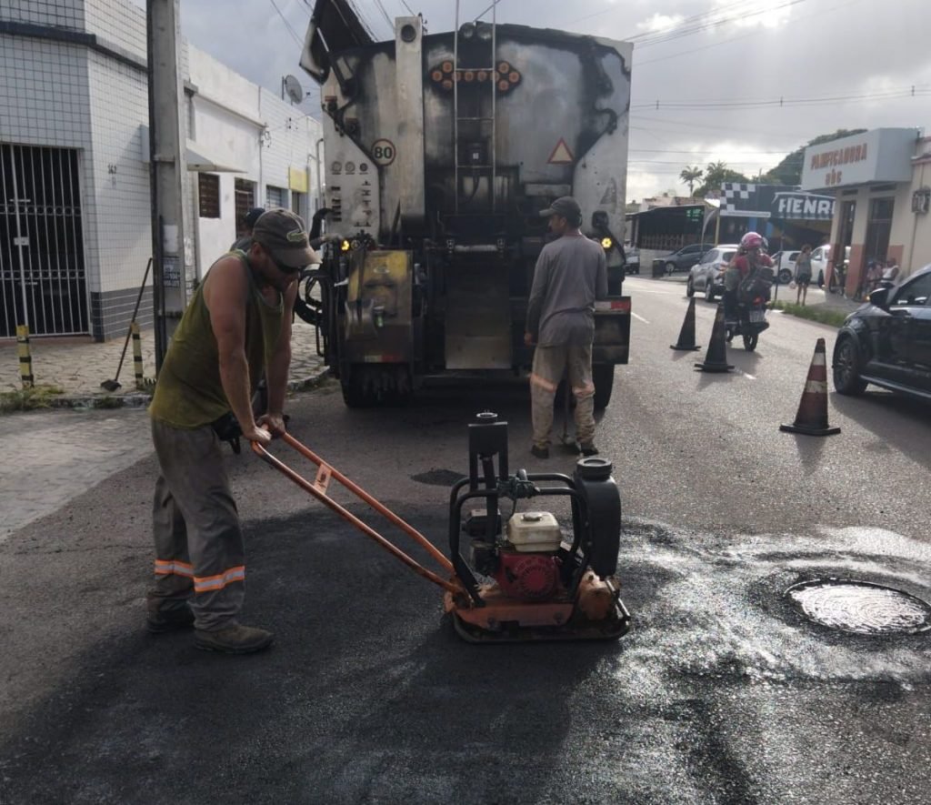 Seinfra segue com o serviço de tapa-buraco e executa trabalho em 27 bairros da Capital Seinfra segue com o serviço de tapa-buraco e executa trabalho em 27 bairros da Capital