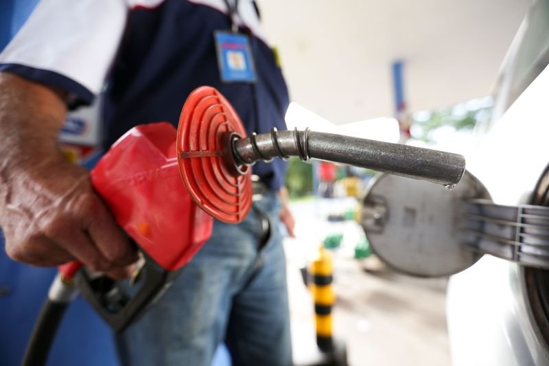 Petrobras reduz preço da gasolina em 5,2% a partir desta terça (27) Petrobras reduz preço da gasolina em 5,2% a partir desta terça (27)