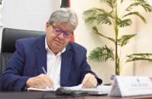 João Azevêdo mudará secretariado em fevereiro, antes de deixar governo