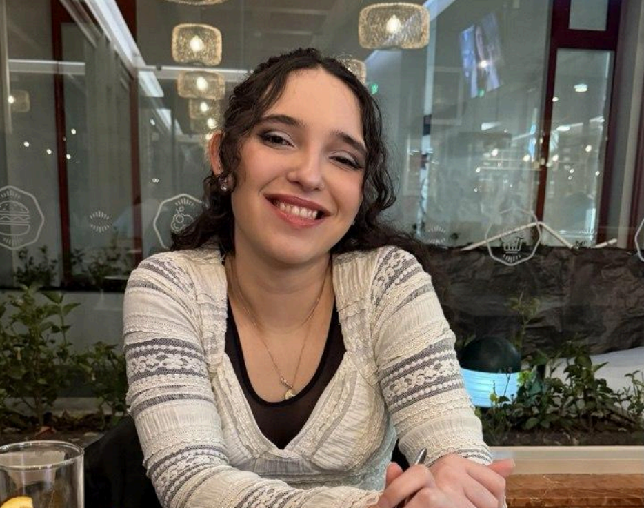 Paraibana de 19 anos brilha em musicais nos EUA e está em João Pessoa