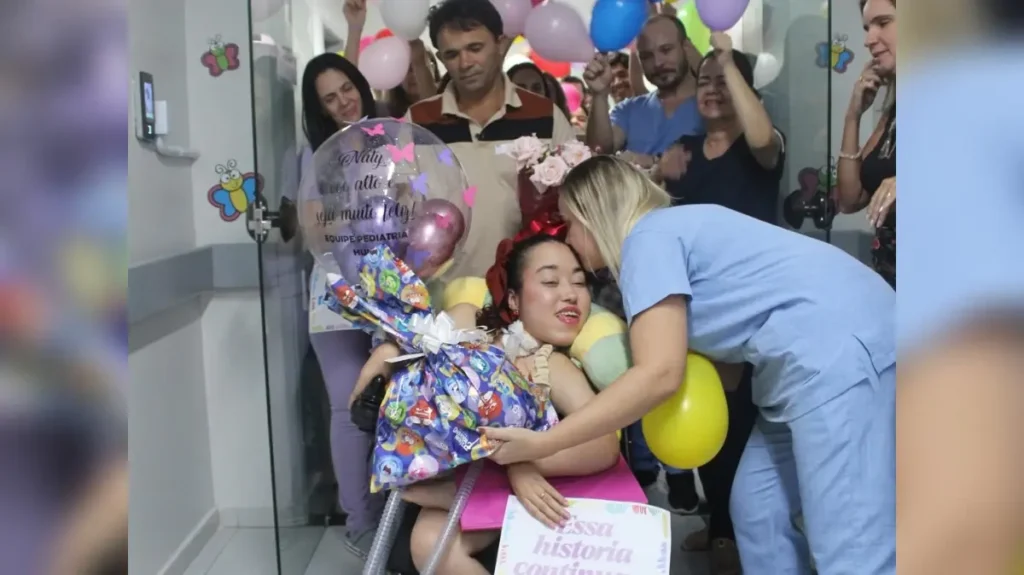 Após 11 anos de internação, jovem celebra alta com familiares e profissionais do HU, em JP