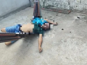 Homem é encontrado morto com faca cravada no pescoço, em João Pessoa