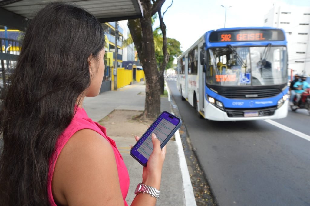 Motoristas de ônibus poderão parar fora do ponto após as 20h para mulheres, em João Pessoa
