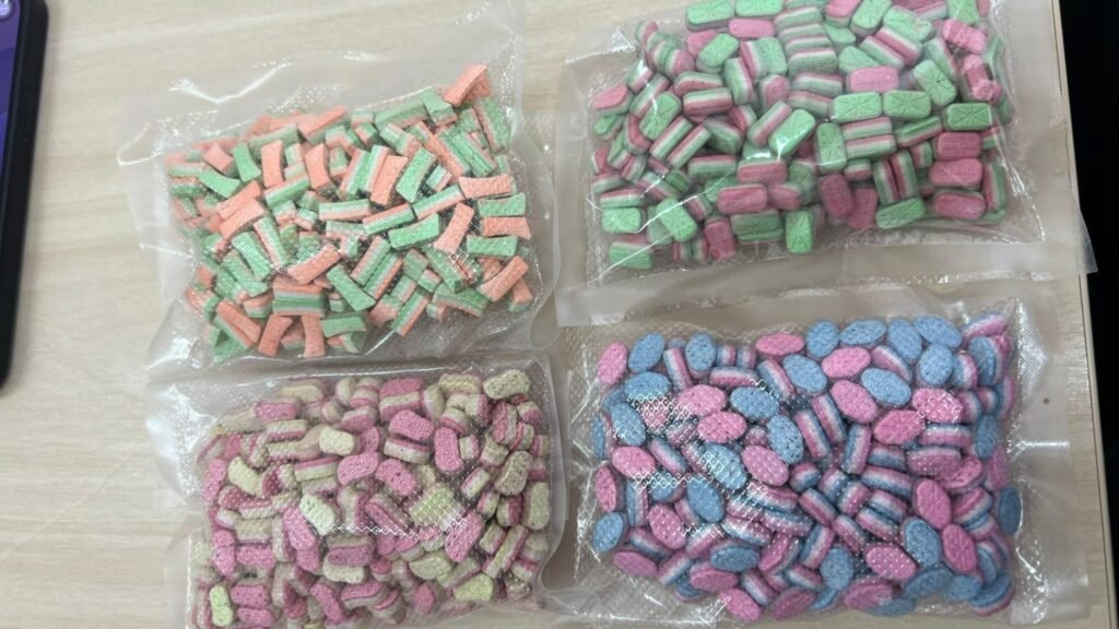 Mulher é presa ao receber encomenda com comprimidos de ecstasy, na PB