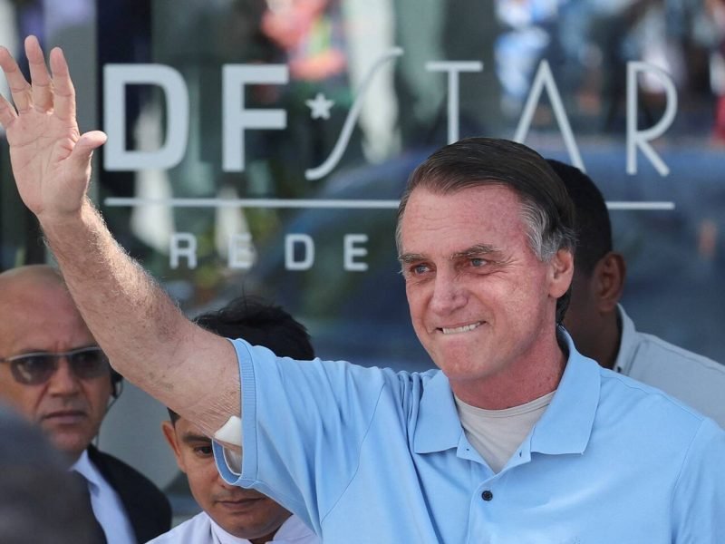 Ex-presidente Jair Bolsonaro recebe alta da UTI e é transferido para quarto