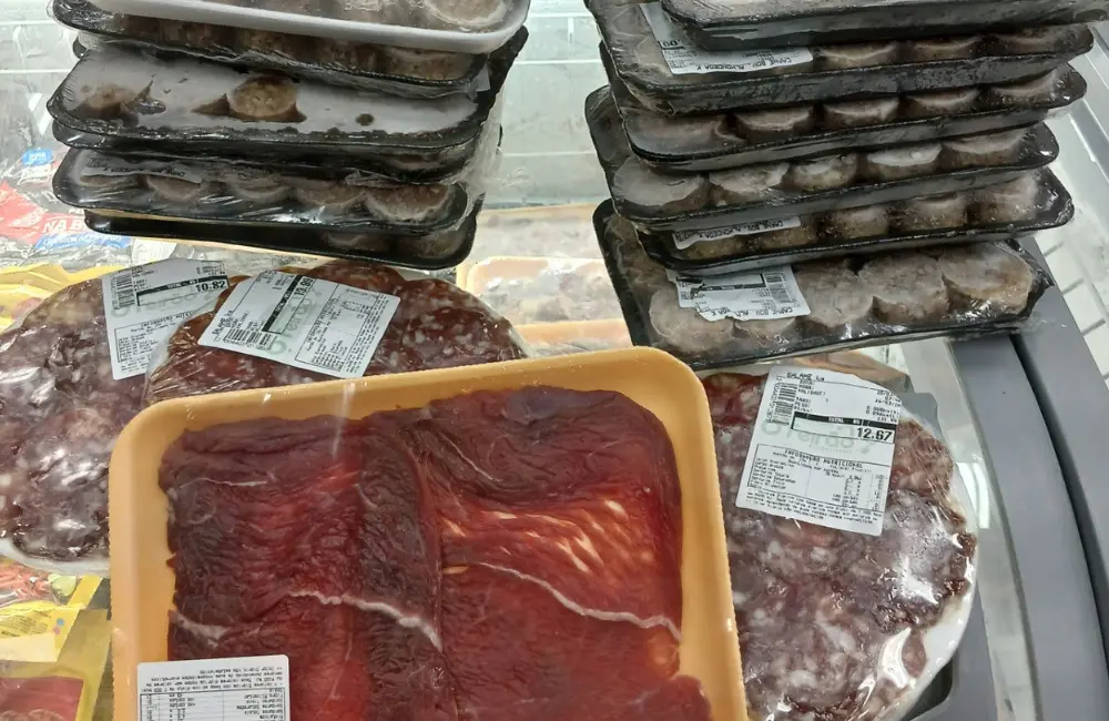 Procon apreende mais de 40 embalagens de carne imprópria para o consumo em supermercado na PB