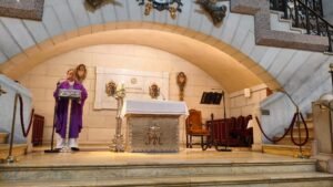 Padre Fabrício celebra missa na Catedral de Madri para peregrinos brasileiros