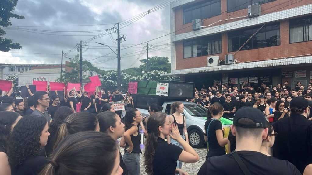 Alunos de medicina da UFPB protestam contra superlotação no internato