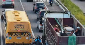 PRF flagra transporte de passageiros em compartimento de carga na BR-230, em JP