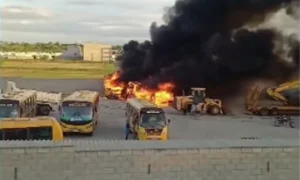 Incêndio destrói ônibus escolares e caminhão em garagem de prefeitura no Agreste paraibano