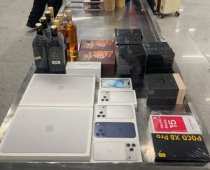 PF apreende iPhones, Ipads, whiskies e perfumes no Aeroporto Castro Pinto