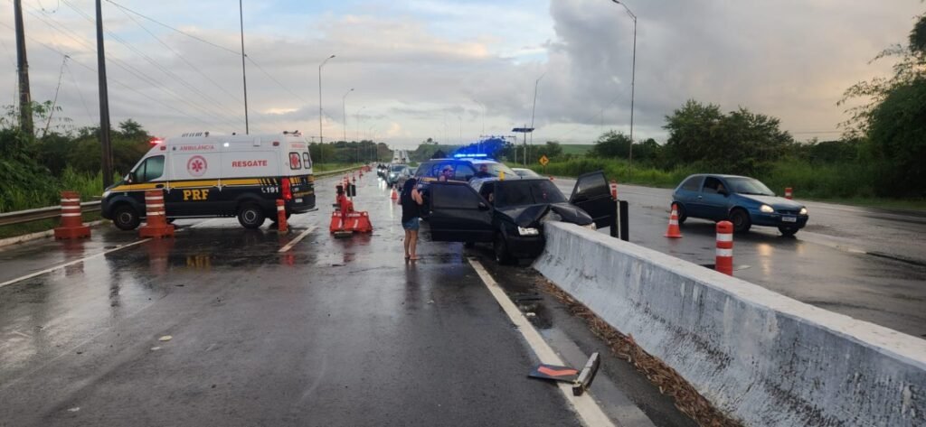 Motorista bate em mureta e morre em trecho de desvio por obras na BR-101, em Santa Rita
